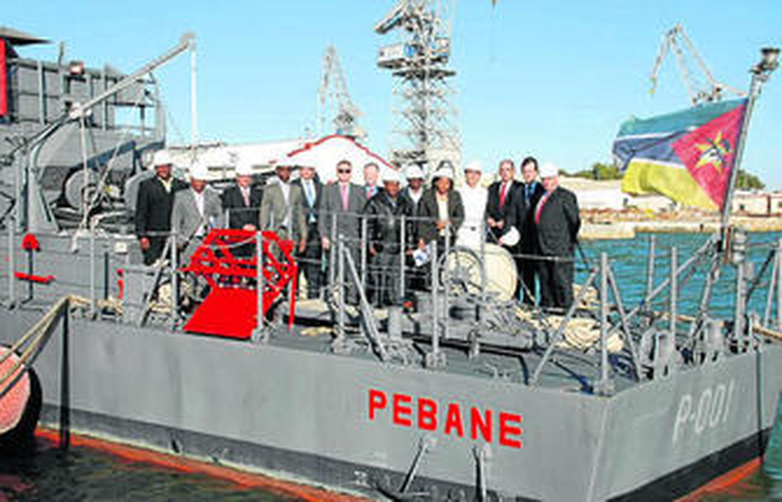 Autoridades de Navantia y del Gobierno de Mozambique, en el astillero isleño, en la popa del 'Pebane'.
