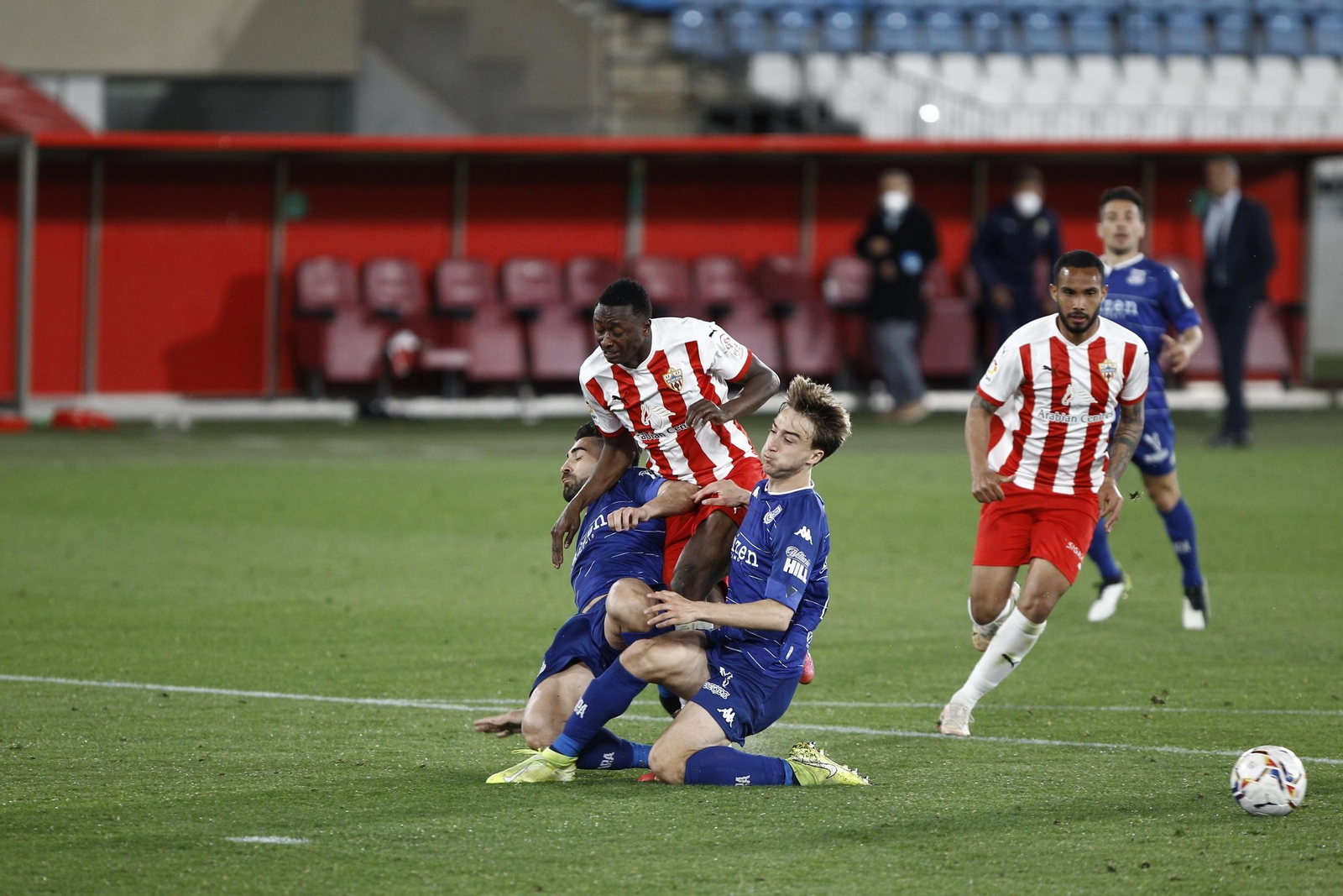 Sadiq cae entre los centrales del Alcorcón después de que despejaran el balón