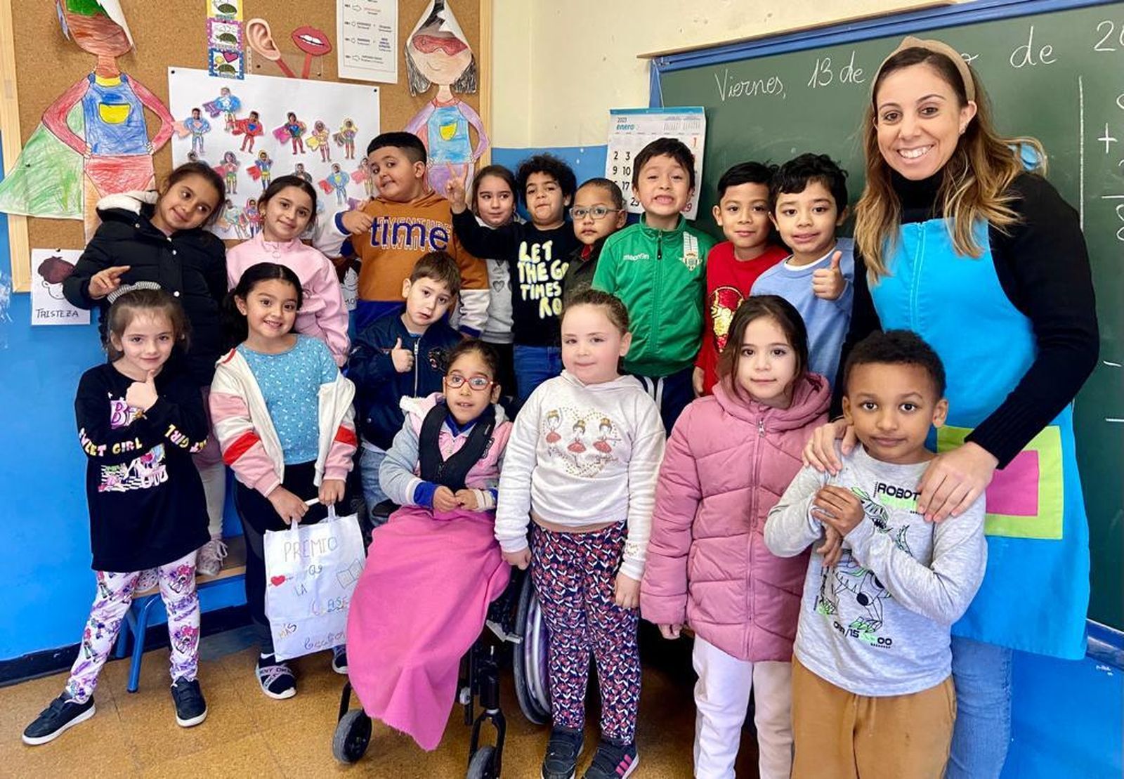 Alumnado del CEIP Zurbarán, en la avenida de la Oliva del Polígono Sur.