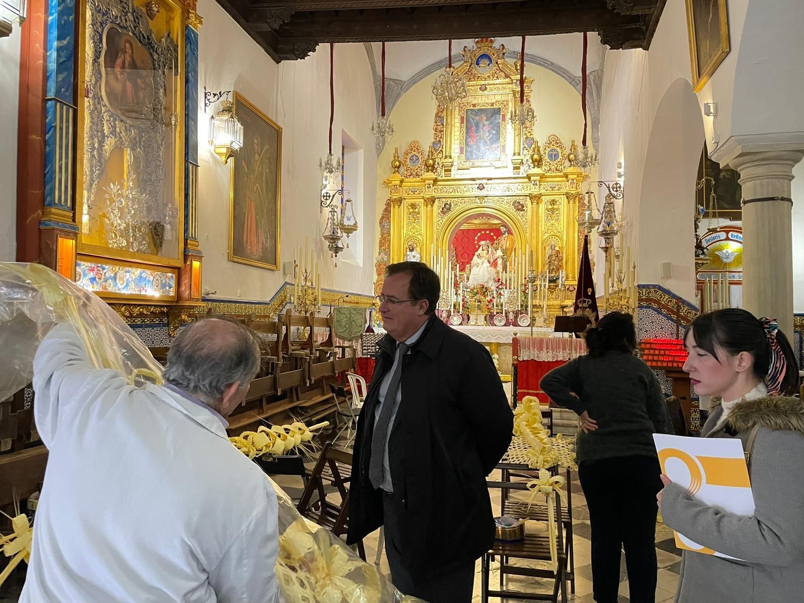 Juan Carlos Cabrera contempla una palma rizada que le muestra Andrés Martín.