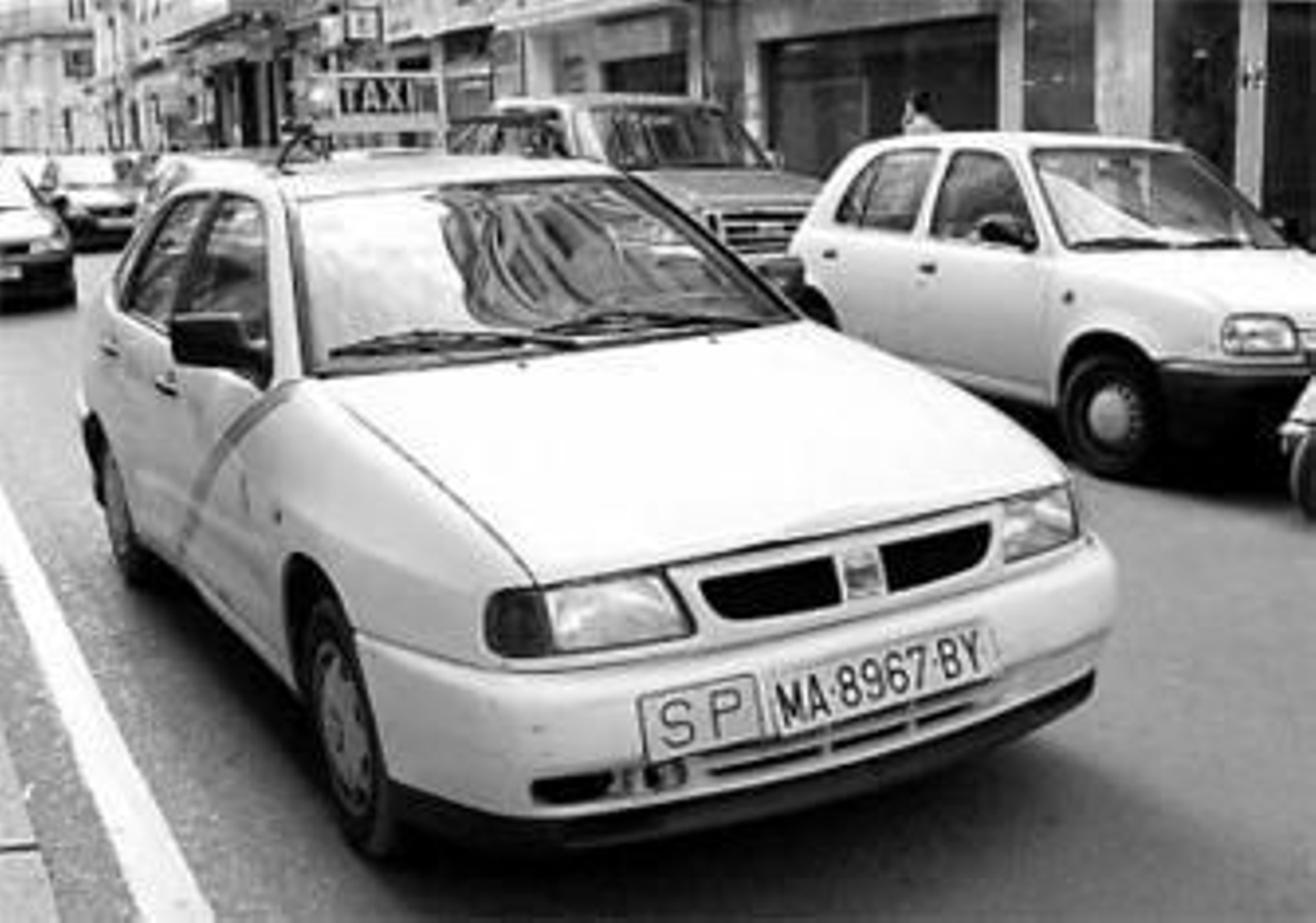Un taxi por las calles de la capital.