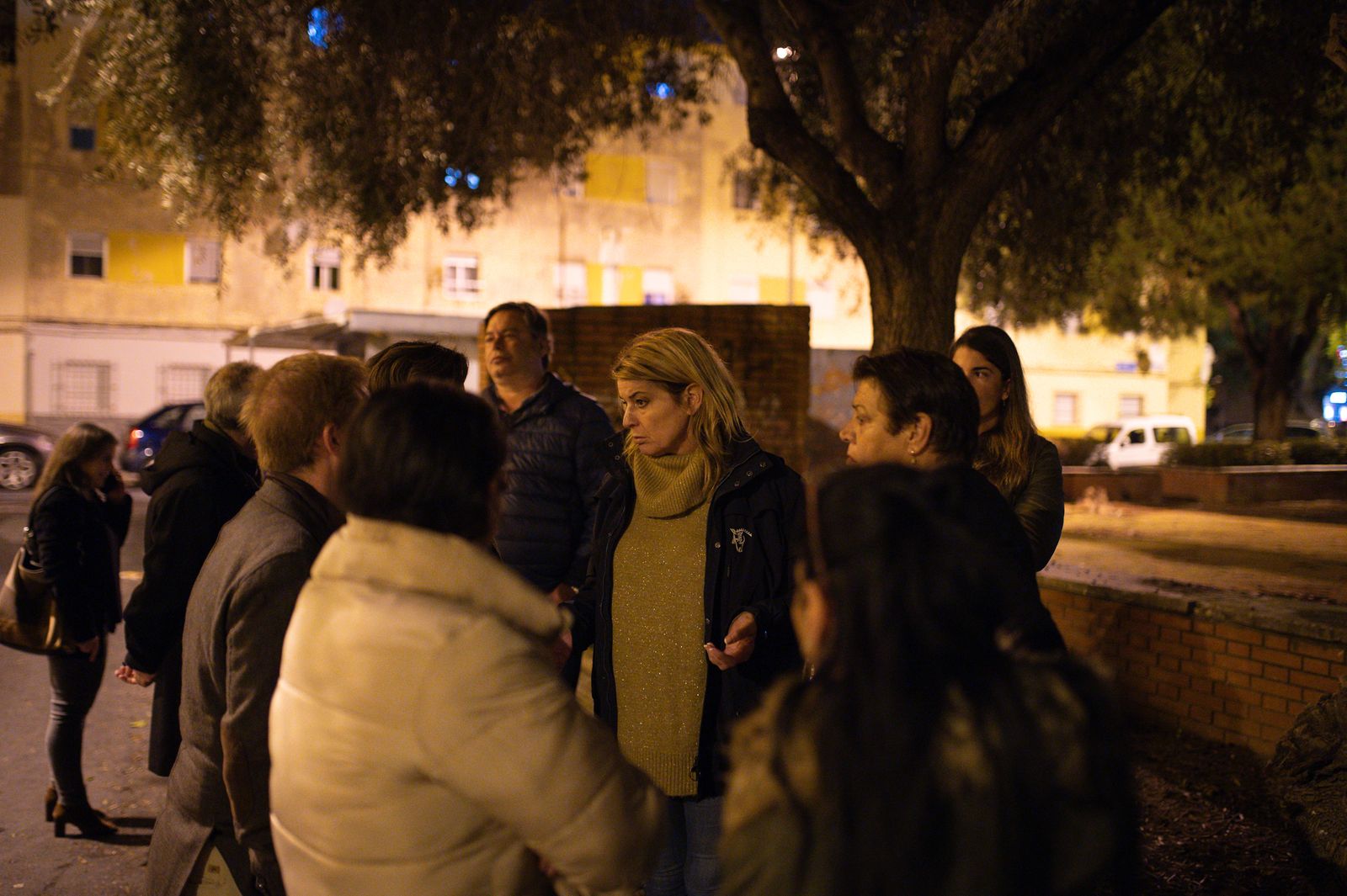 La alcaldesa habla con los vecinos de Pérez Cubillas.