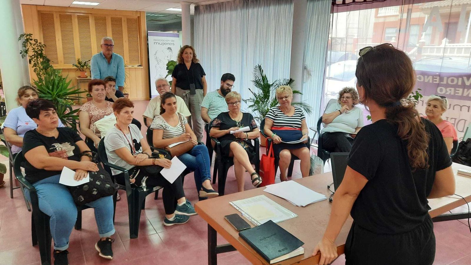 Comienza un taller de pintura en la Asociación Adarve del Río en Huércal