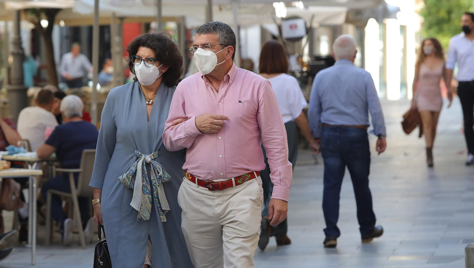 Normalidad en los bares y los centros comerciales en el último día del puente de Todos los Santos.