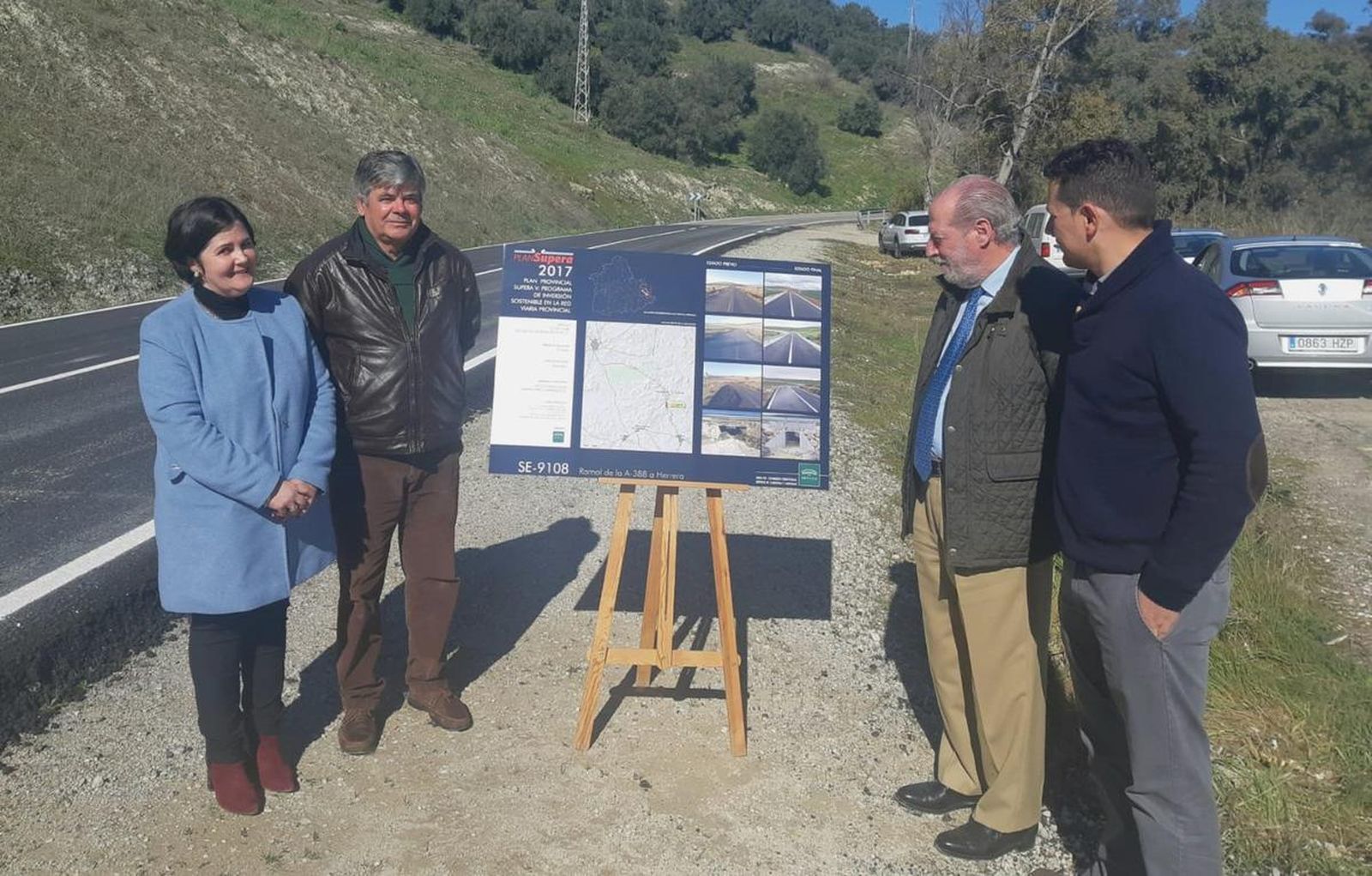 El presidente de la Diputación de Sevilla, ayer en la carretera SE-9108 ramal de la A-388 a Herrera.