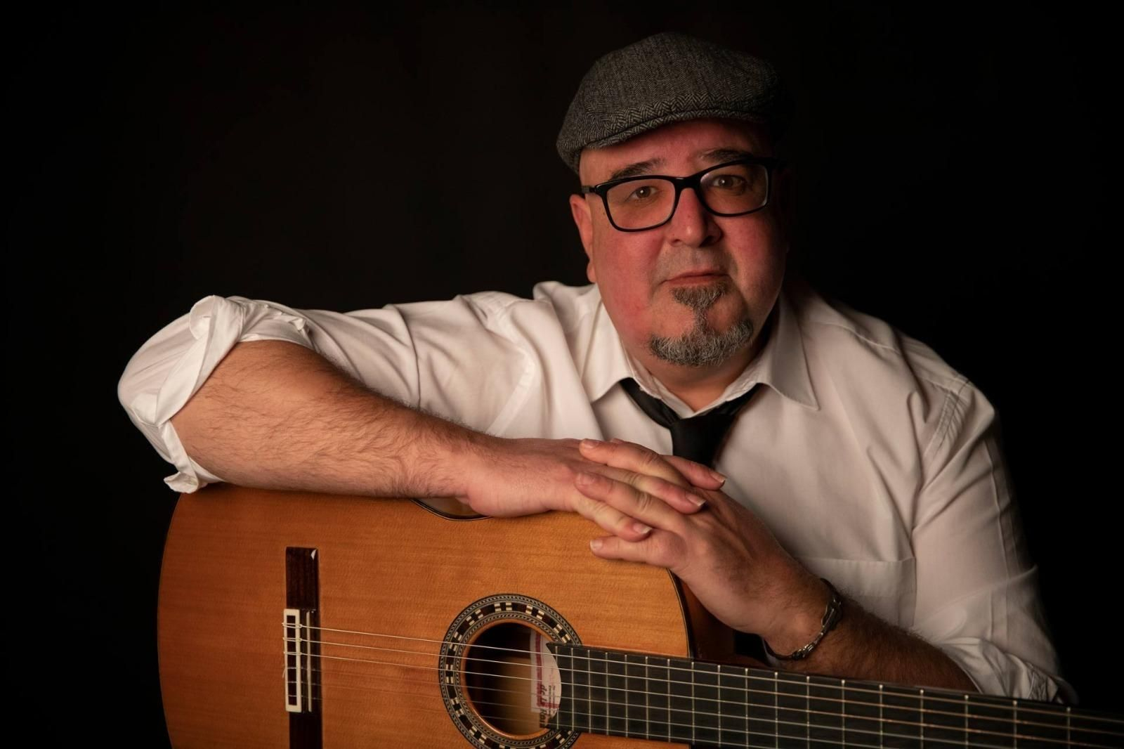 Pedro Vázquez acompañado de su guitarra.