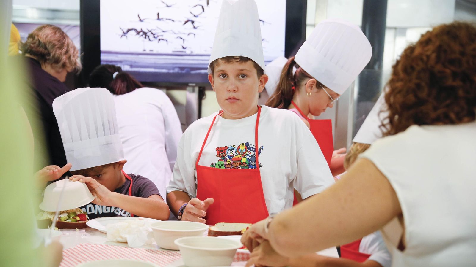 Las imágenes del taller infantil de cocina en el mercado de Almería