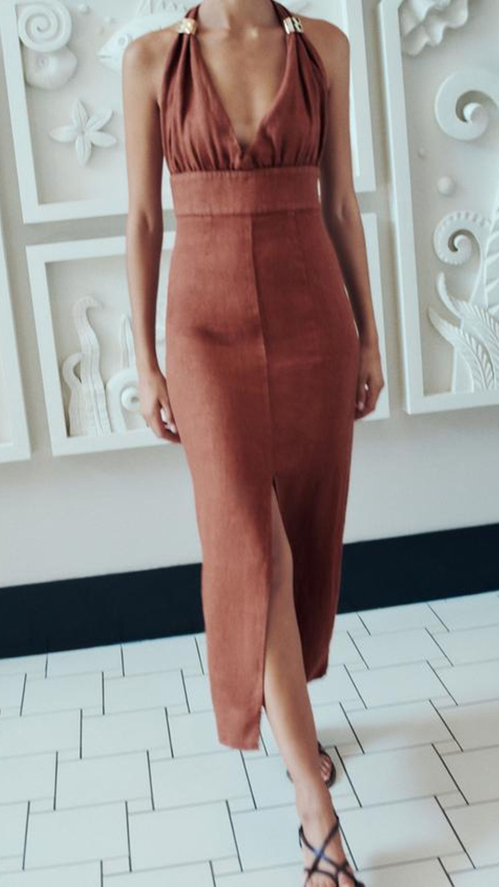 Vestido de lino de Zara.