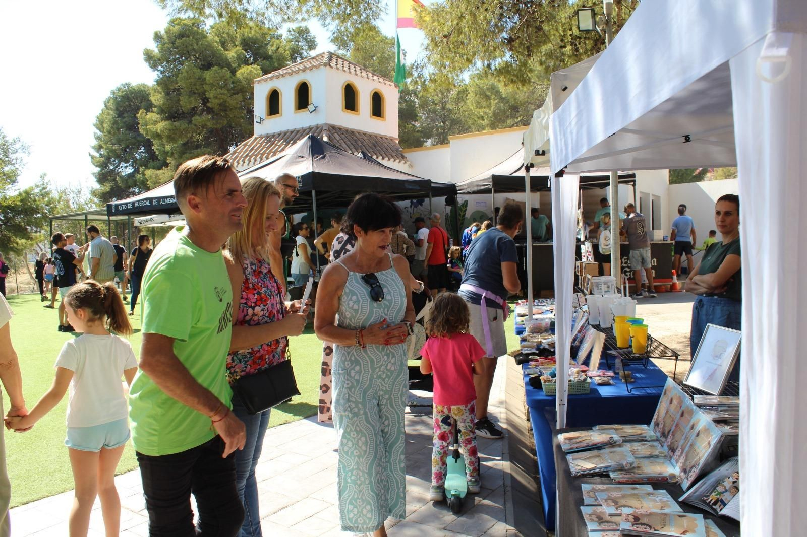 Así es el mercadillo artesanal mensual de Huércal de Almería, una tradición que se asienta