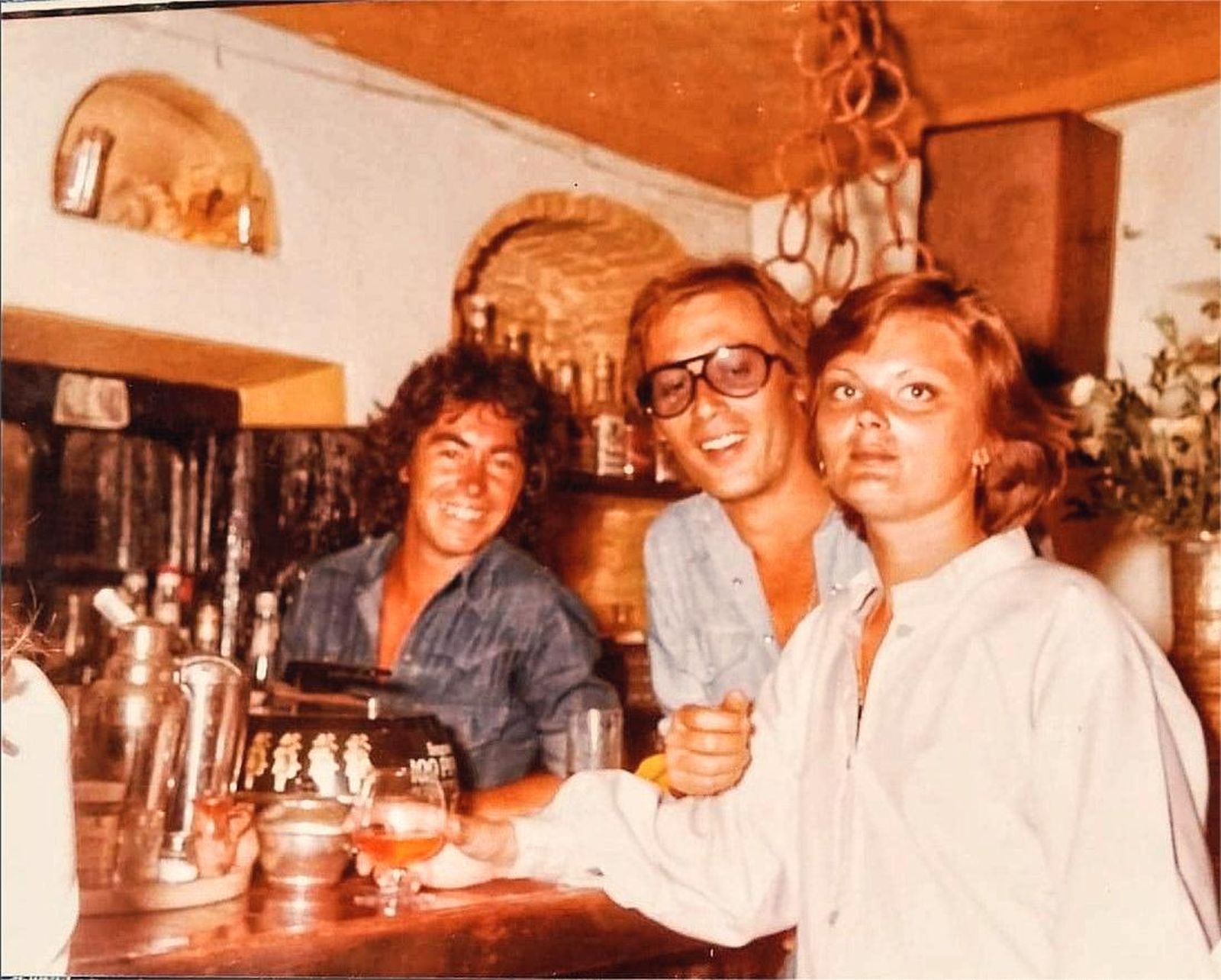 En la barra de un bar de Marbella.