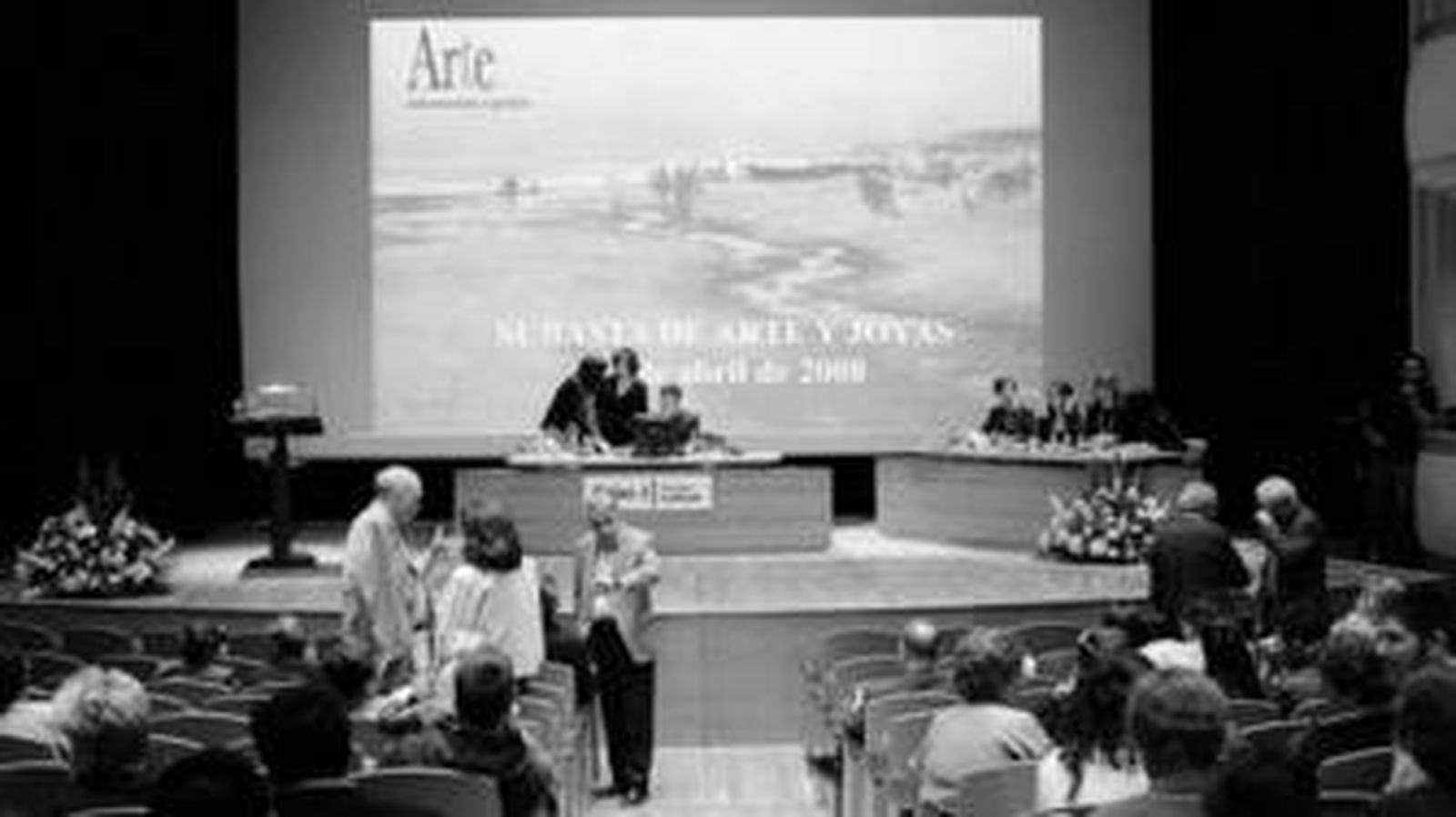 Un instante de la subasta de Arte y Gestión, ayer, en la sede de Cajasol.