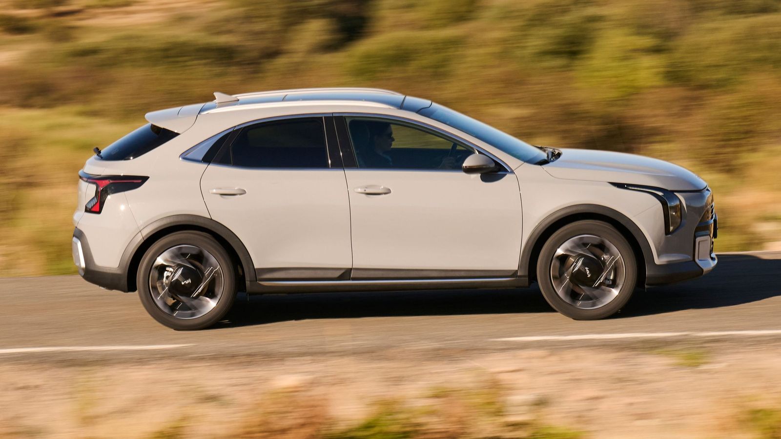 El reestilizado XCeed contribuye a sobrepoblar la oferta de Kia en el segmento SUV C. Comparte espacio con los EV3, Niro y K4, si bien cada uno con características diferenciales.