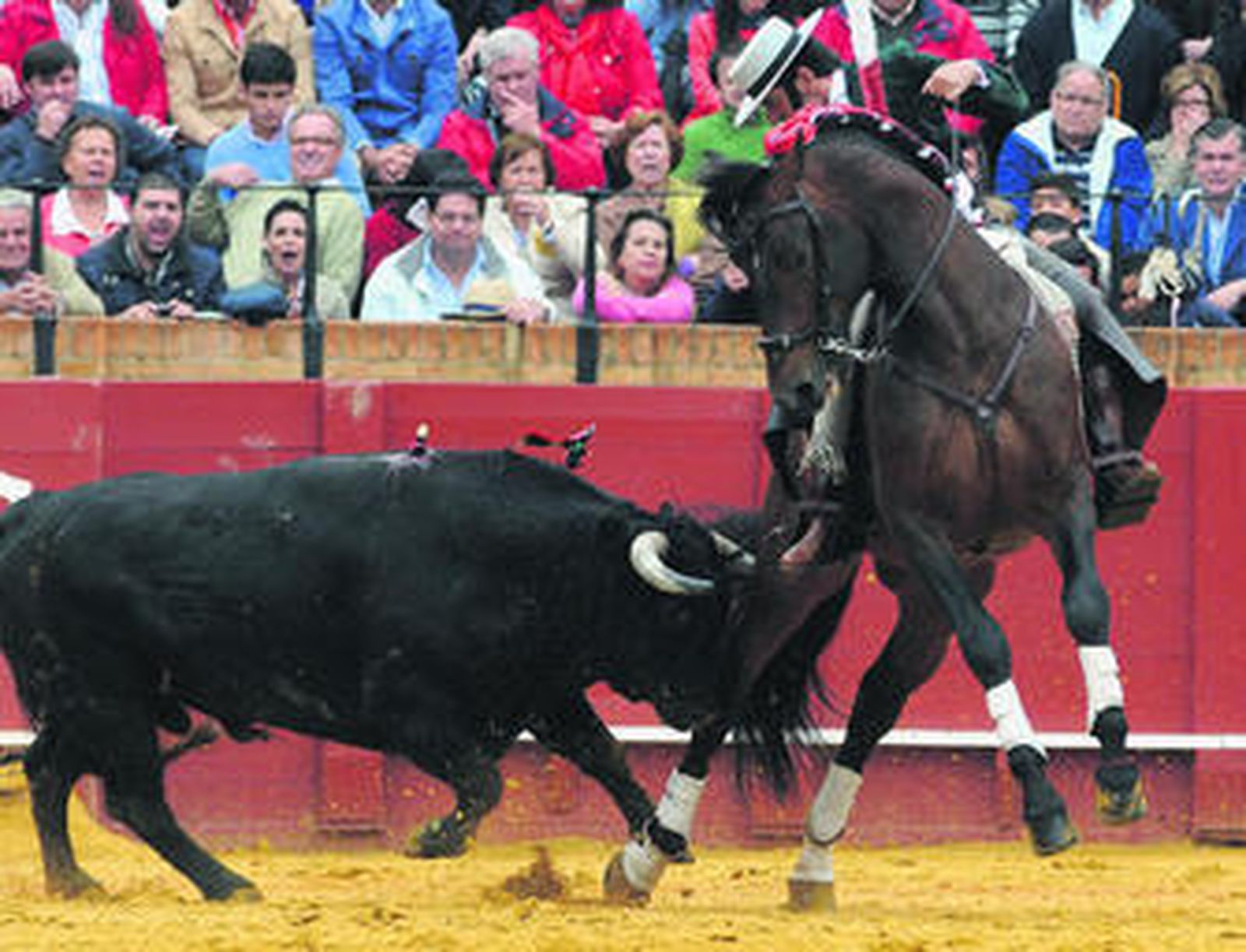 El rejoneador sevillano Diego Ventura expuso una barbaridad en el tercio de banderillas.
