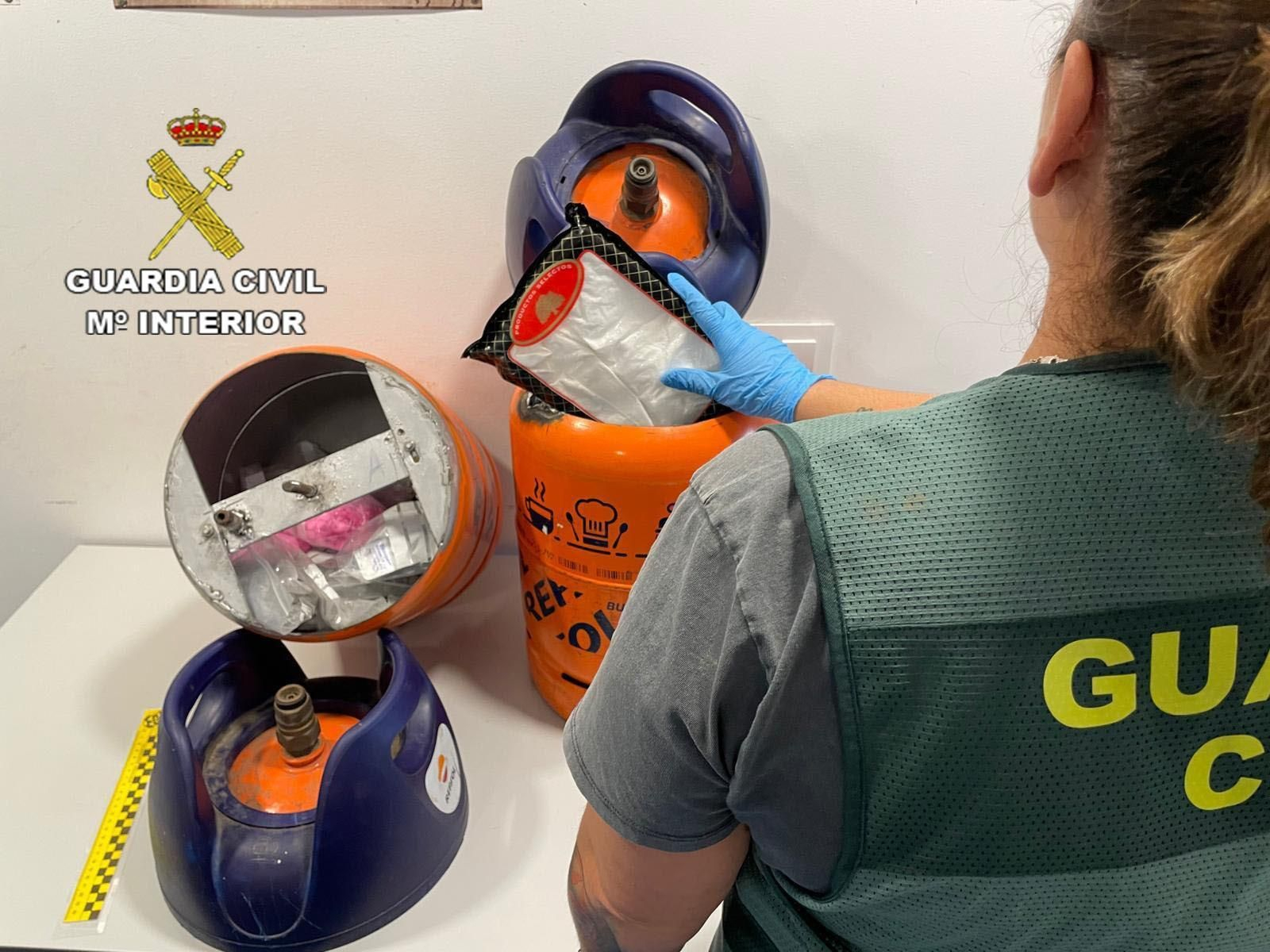 Las bombonas de butano incautadas con la droga en su interior. Las bombonas de butano incautadas con la droga en su interior.