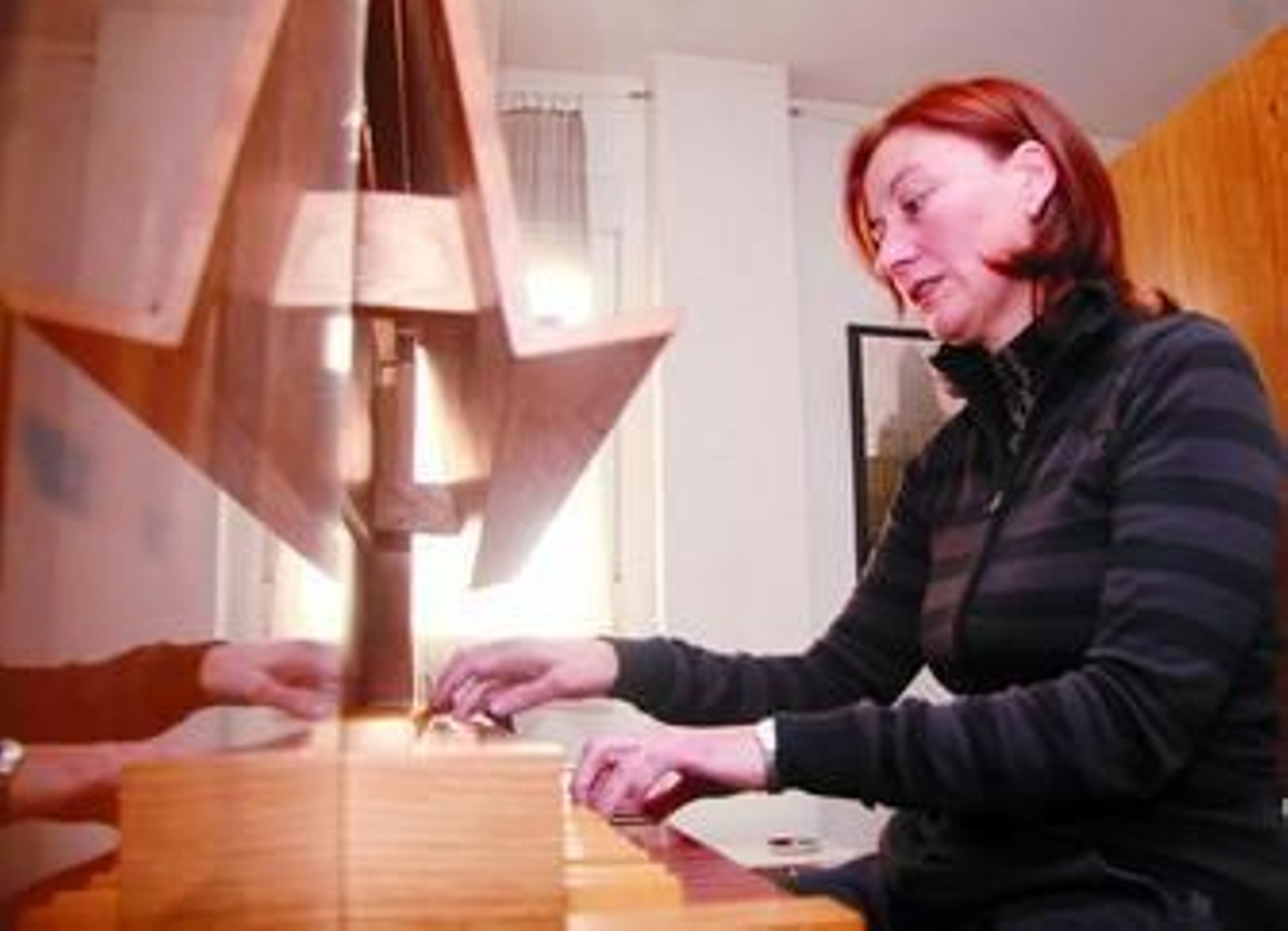 Susana García Lastra, en su casa con el órgano que fabricó Grenzing, organero del de Los Venerables.