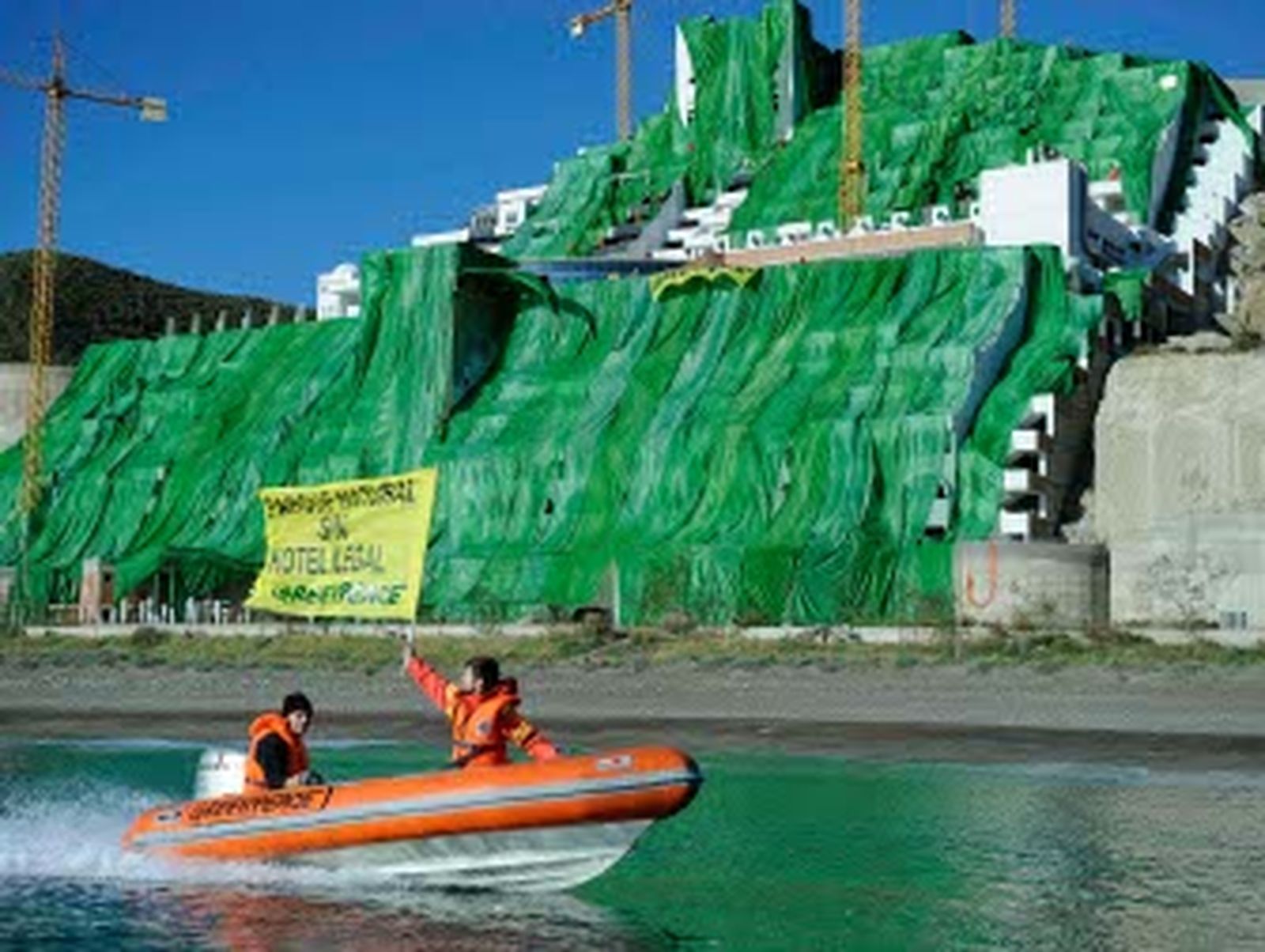 Greenpeace cubre el Algarrobico con una tela de 18.000 metros cuadrados