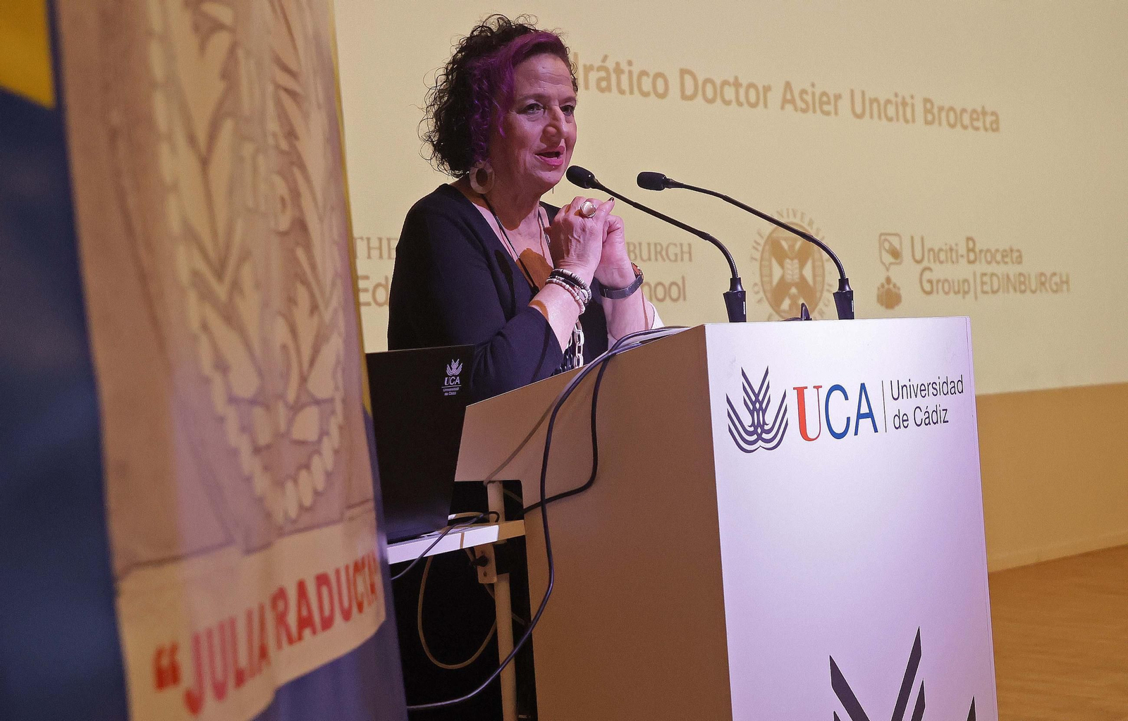 La clase magistral de Asier Unciti-Broceta en el Aula Universitaria de Mayores de la UCA, en imágenes