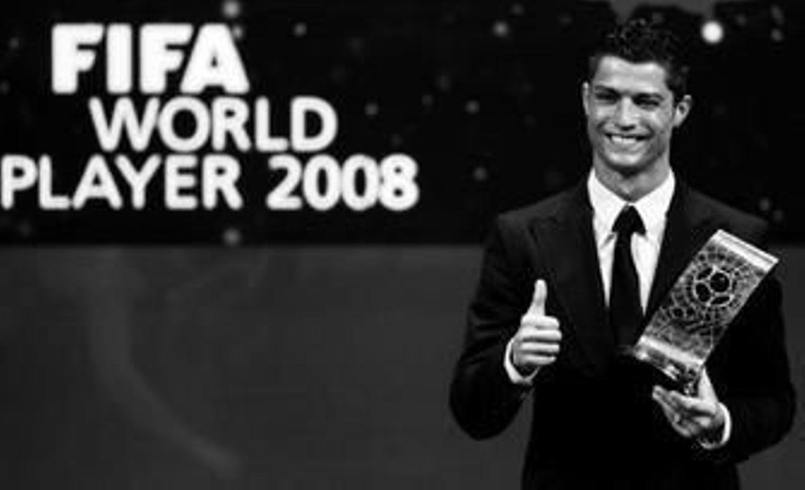 El portugués Cristiano Ronaldo recoge el premio que lo acredita como el mejor de 2008.
