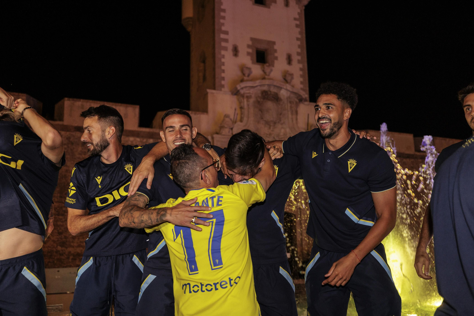 Las imágenes de la afición del Cádiz C.F. celebrando la permanencia en la fuente más cadista