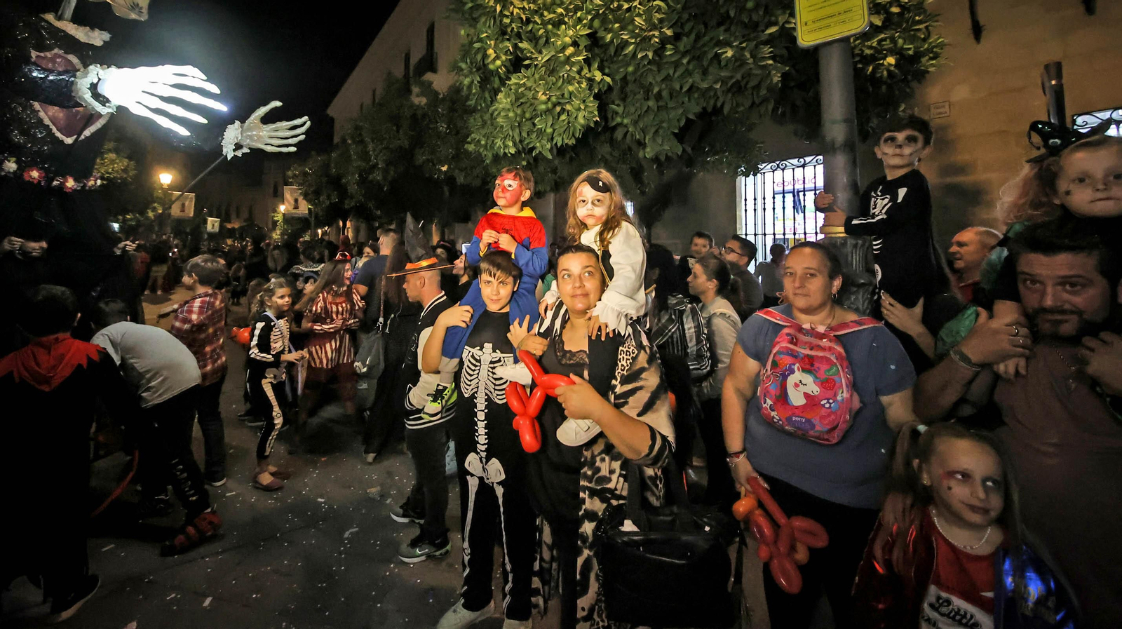 El desfile de Halloween llena las calles de Jerez