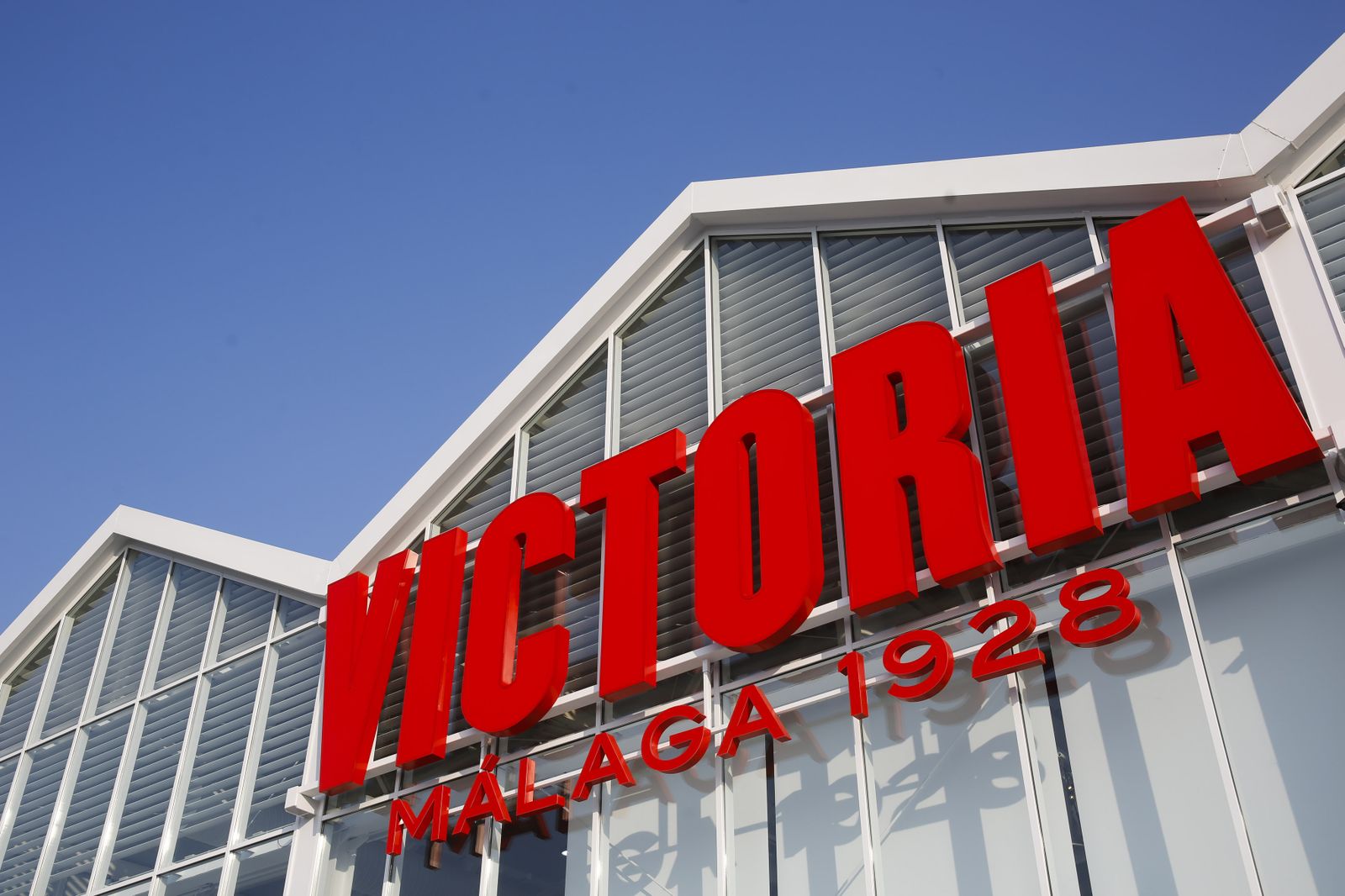 Un momento de la visita a la fábrica de las autoridades invitadas.