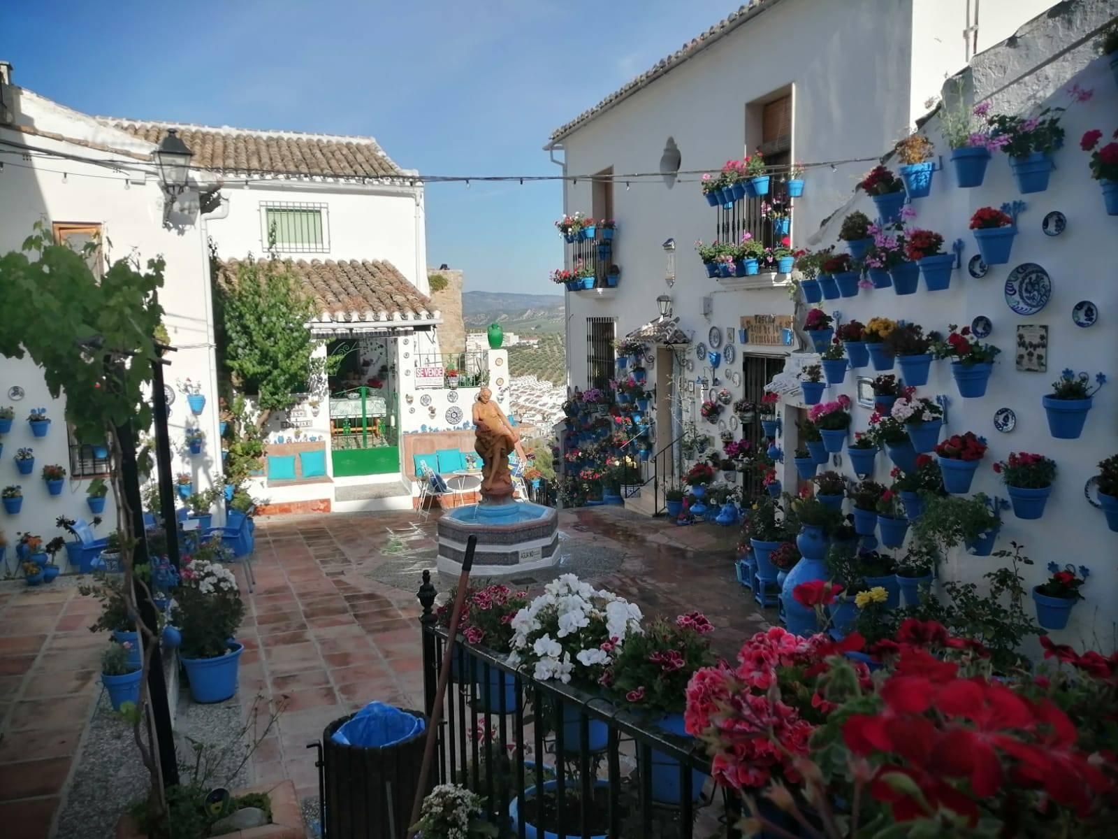 Fotografías de cómo lucen los patios, balcones y rejas de Iznájar.