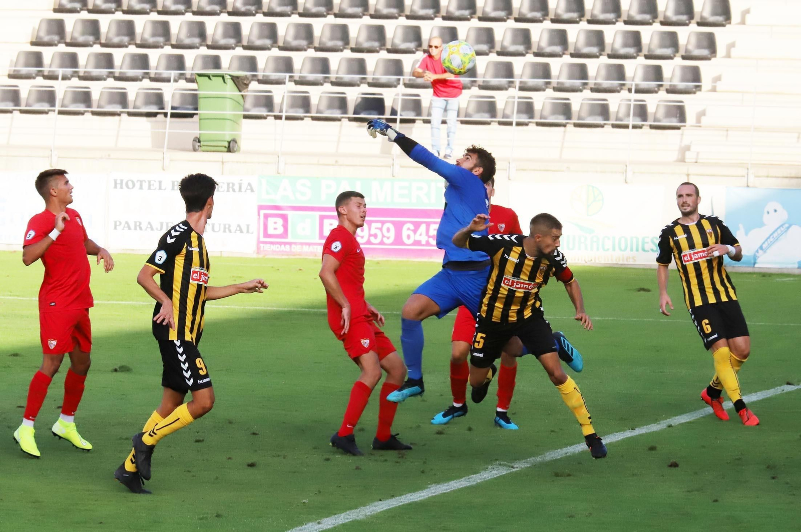 Imagen del San Roque ante el Sevilla. El conjunto lepero volvió a caer
