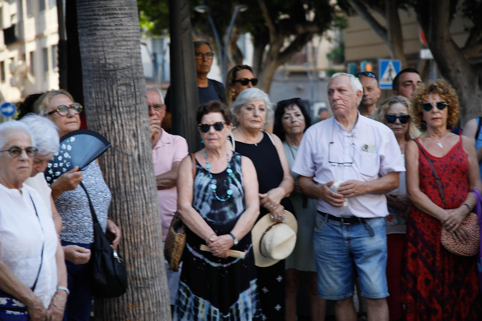 Las imágenes del minuto de silencio en el Mirador de la Rambla por la mujer asesinada en Almería