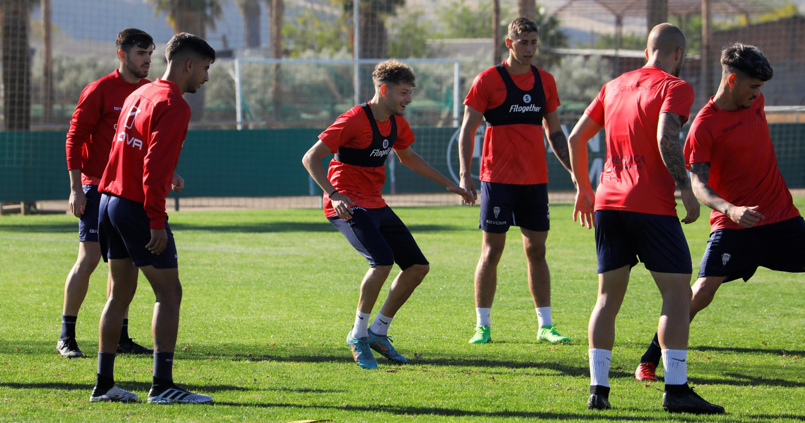 Los jugadores del Córdoba CF hacen un rondo en el entrenamiento en la Ciudad Deportiva. Los jugadores del Córdoba CF hacen un rondo en el entrenamiento en la Ciudad Deportiva.