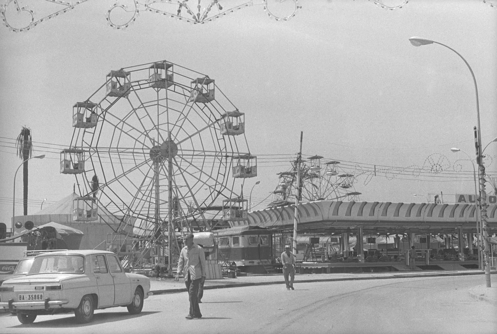 El recinto ferial, con los cacharritos preparados para usarse