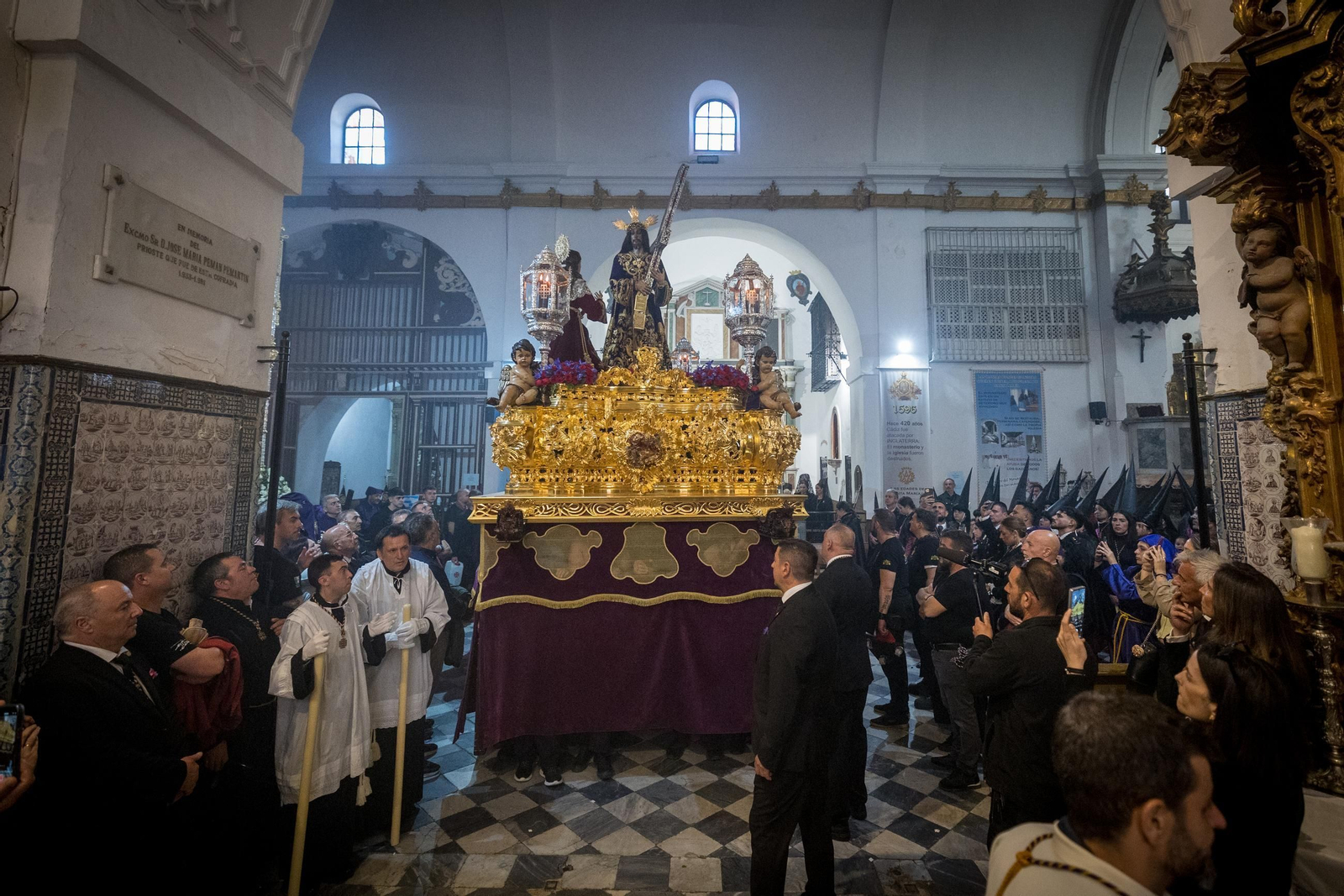 Imágenes de la salida del Nazareno en la Semana Santa de Cádiz 2025