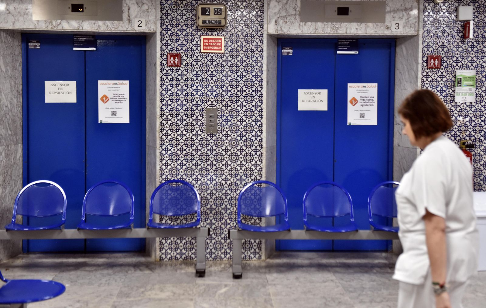 Las puertas de los ascensores bloqueadas con bancas de sillas.