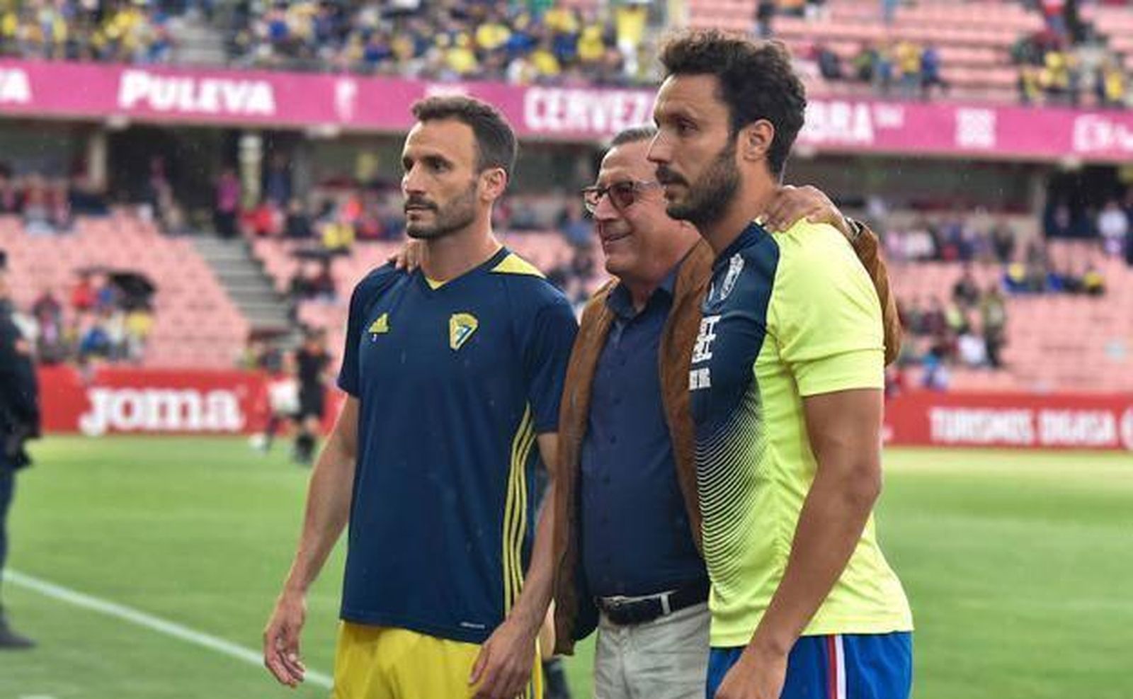 Servando y Germán, junto a su padre en un Granada-Cádiz.
