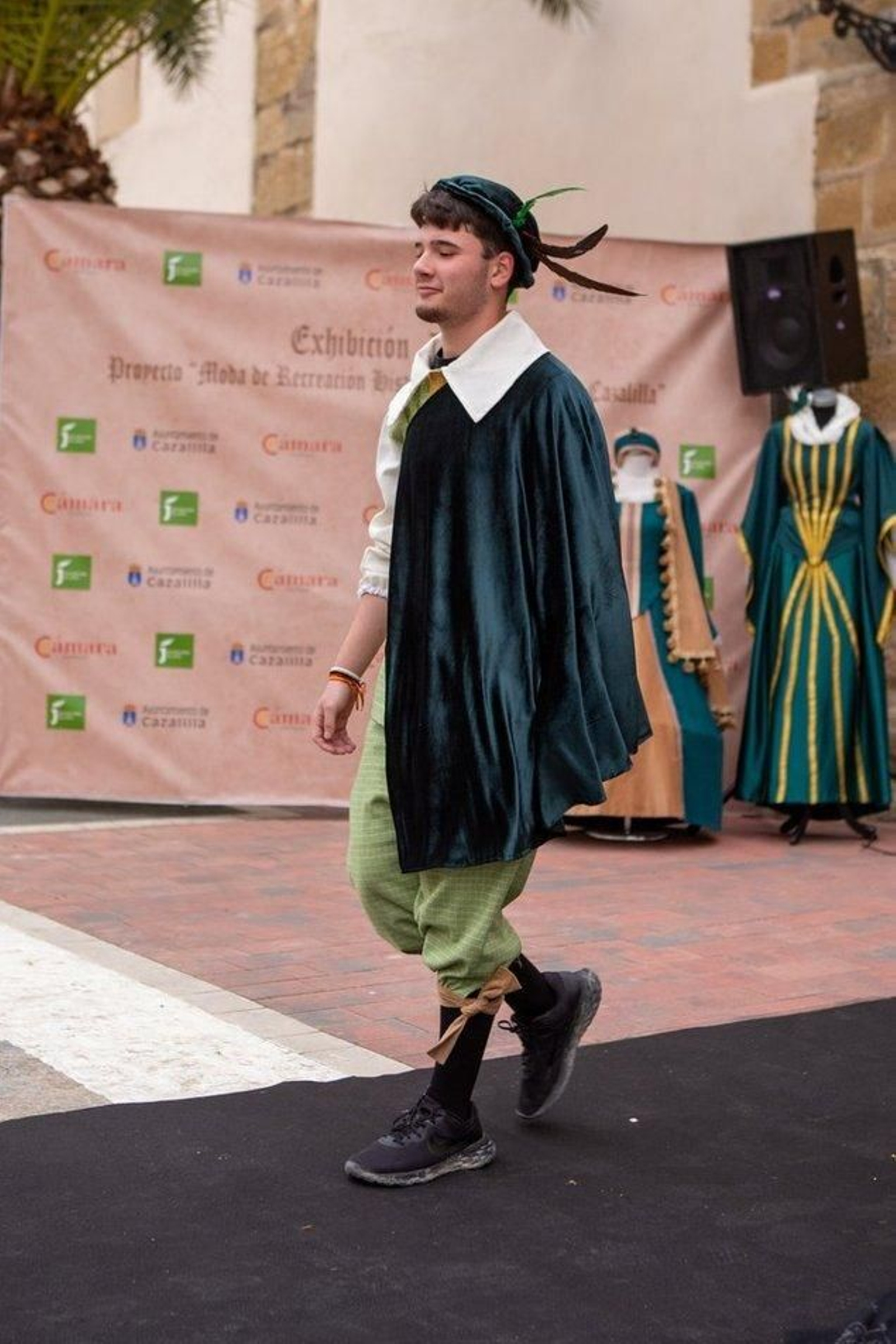 Desfile de los trajes renacentistas confeccionados por mujeres de Cazalilla.