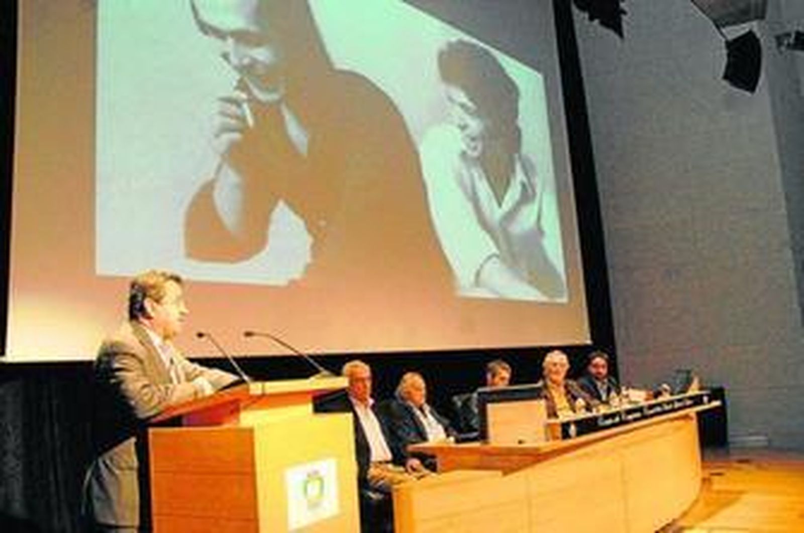 Un momento de la mesa redonda sobre Camarón y Paco de Lucía que anoche abrió los actos del Día del Flamenco.
