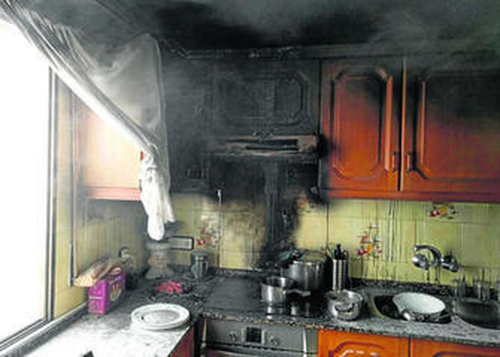 Estado en el que quedó la cocina tras el incendio.