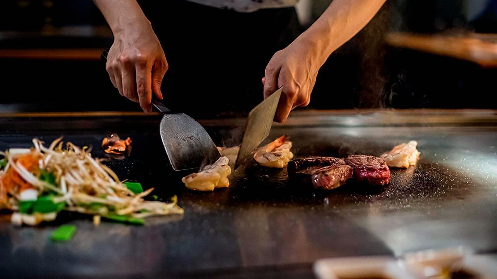 La palabra “teppan” significa “plancha” o “parrilla”, y “yaki” significa “asado” o “cocido”.