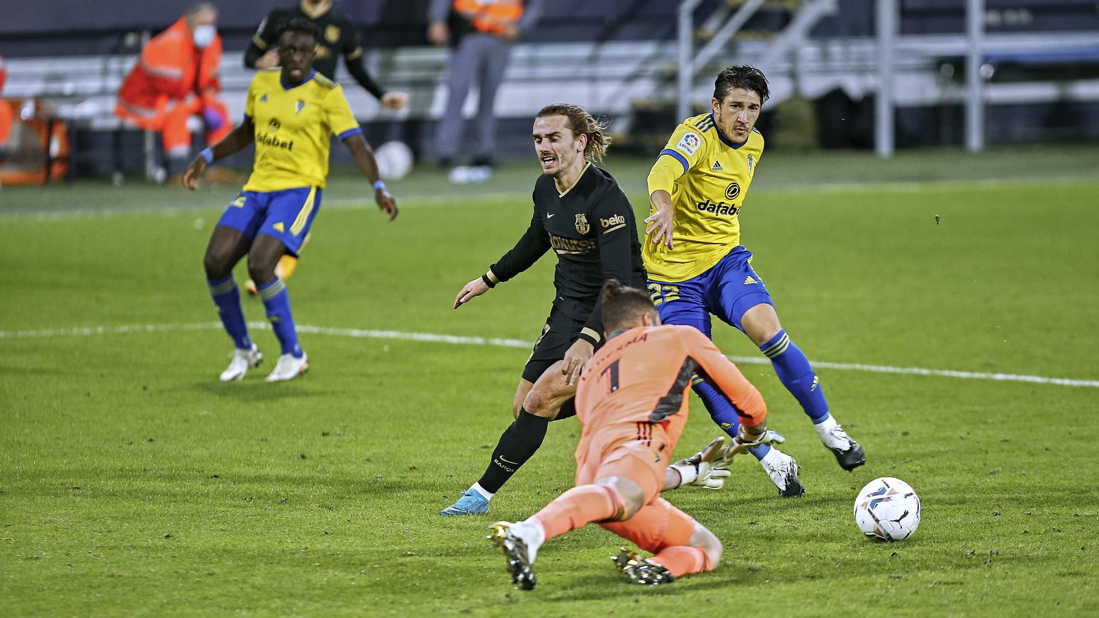 Ledesma y Espino frenan a Griezmann en el duelo de la primera vuelta.