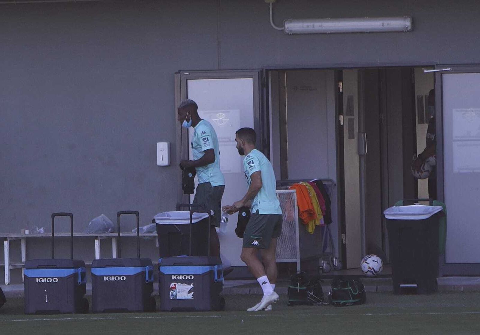 Montoya, a la derecha, trabajó al margen del grupo en la sesión de esta mañana.