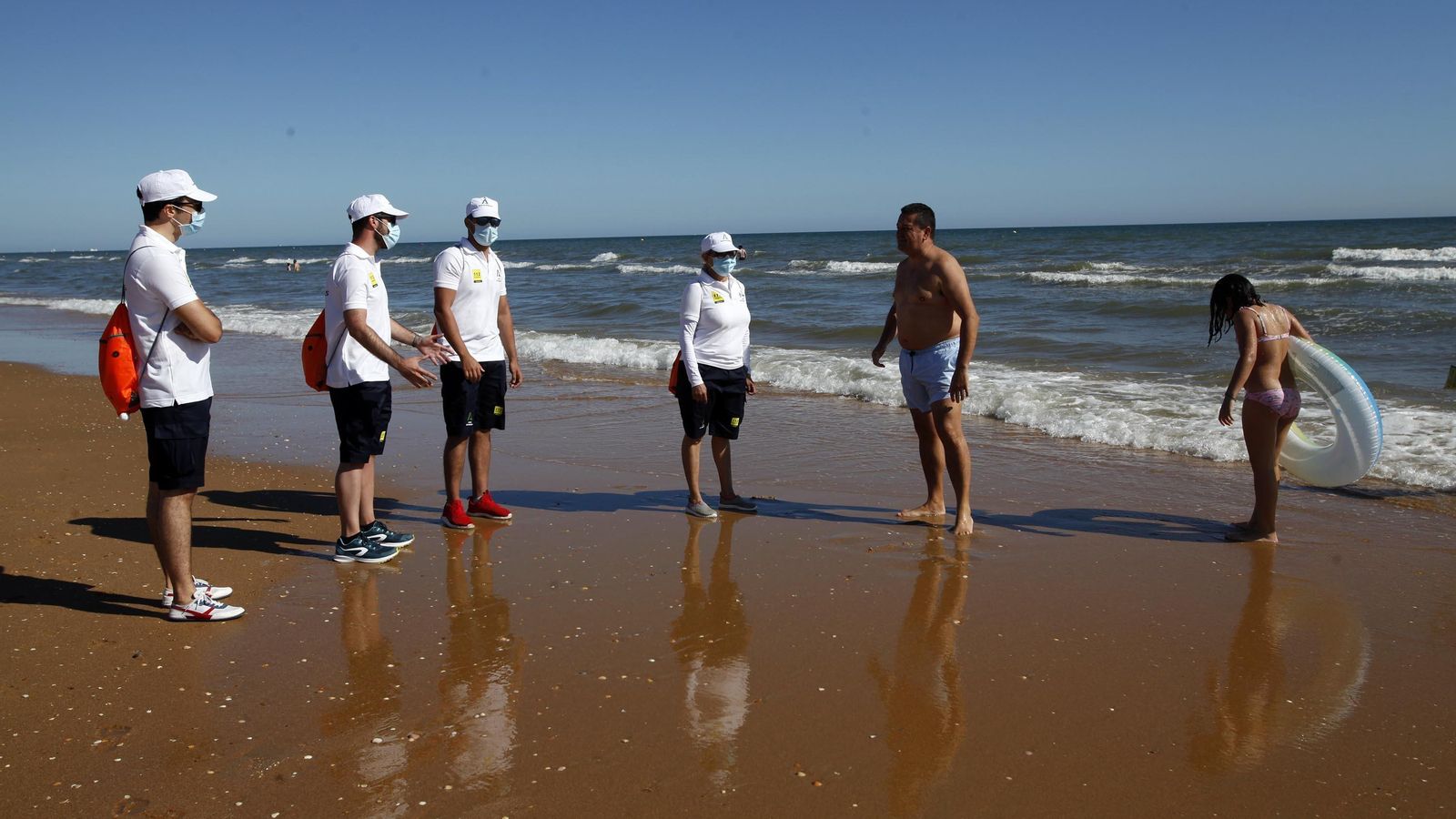 Su trabajo incluye a los propios bañistas.