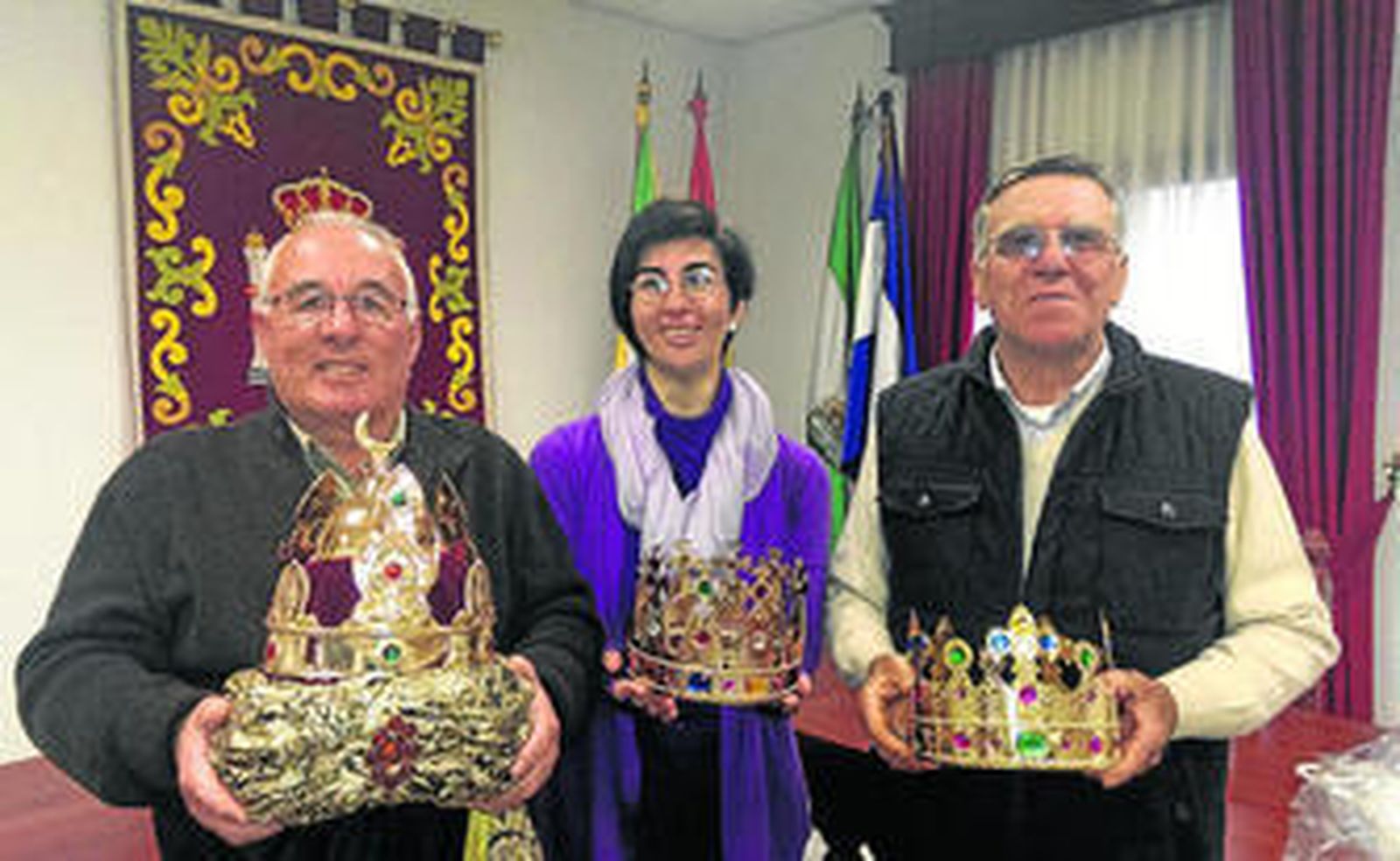 Imagen de los tres Reyes Magos de La Barca durante su presentación el viernes en el salón de plenos.