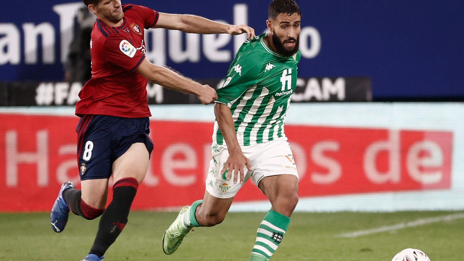 Fekir es agarrado por Brasanac, que no podía pararlo y vio la tarjeta por ello.