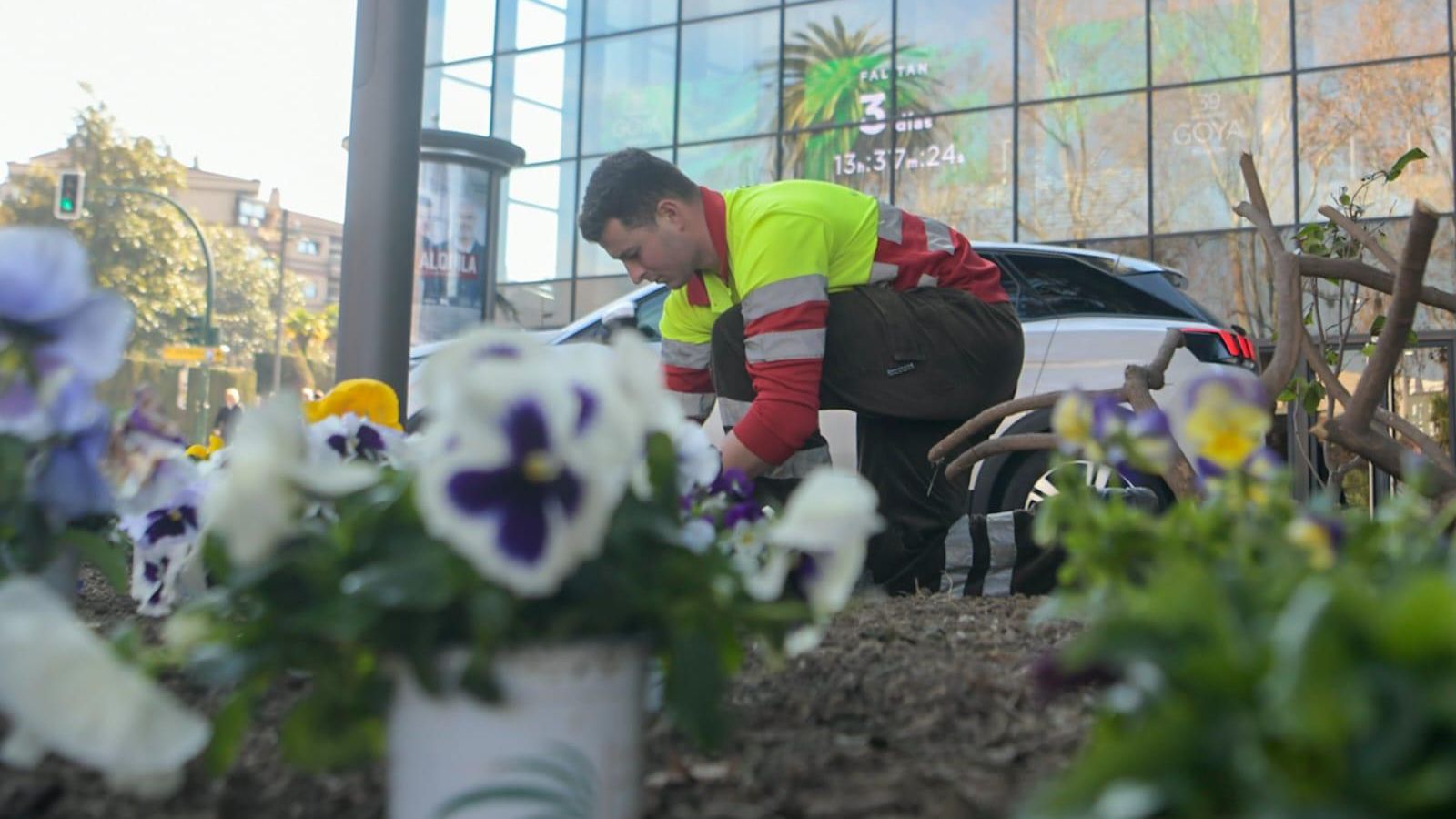 Operarios de jardines municipales embellecen las zonas exteriores.