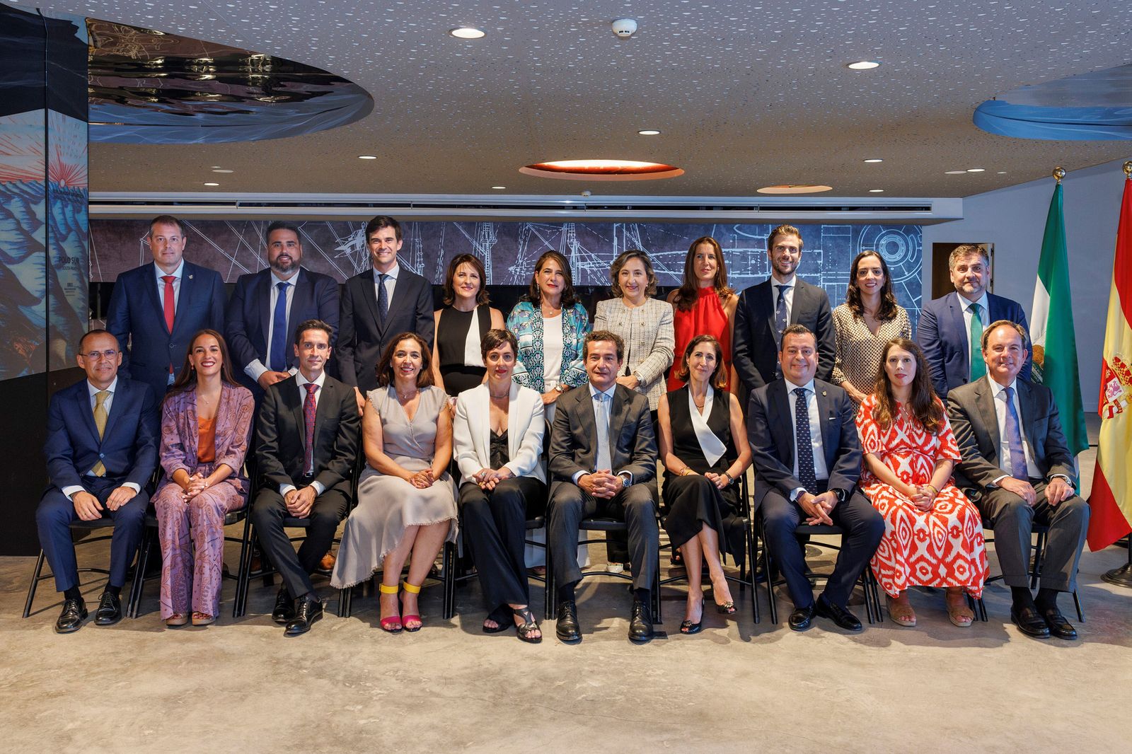Foto de familia del nuevo equipo de gobierno. Destaca la juventud de muchos de sus vocales.