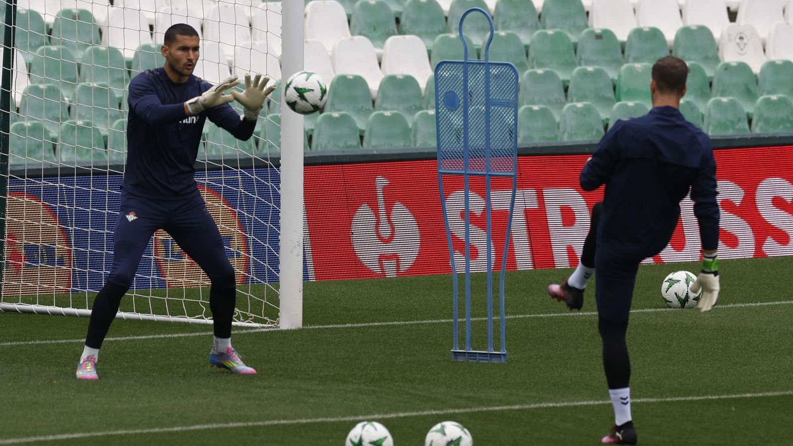 Fran Vieites realiza ejercicios de calentamiento con Adrián en un partido de la Conference.
