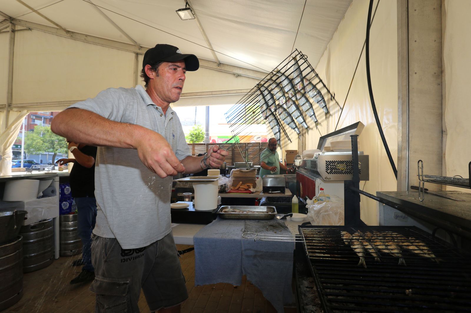 Imágenes del ambiente de Jueves en las Colombinas de día de Isla Chica