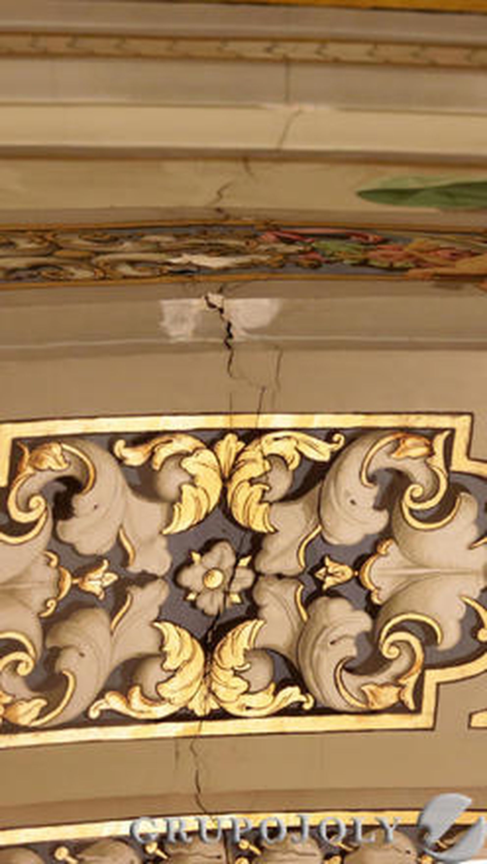 Grietas que se pueden observar en los techos y paredes de la basílica que serán reparadas.

Foto: M.J. LÓPEZ