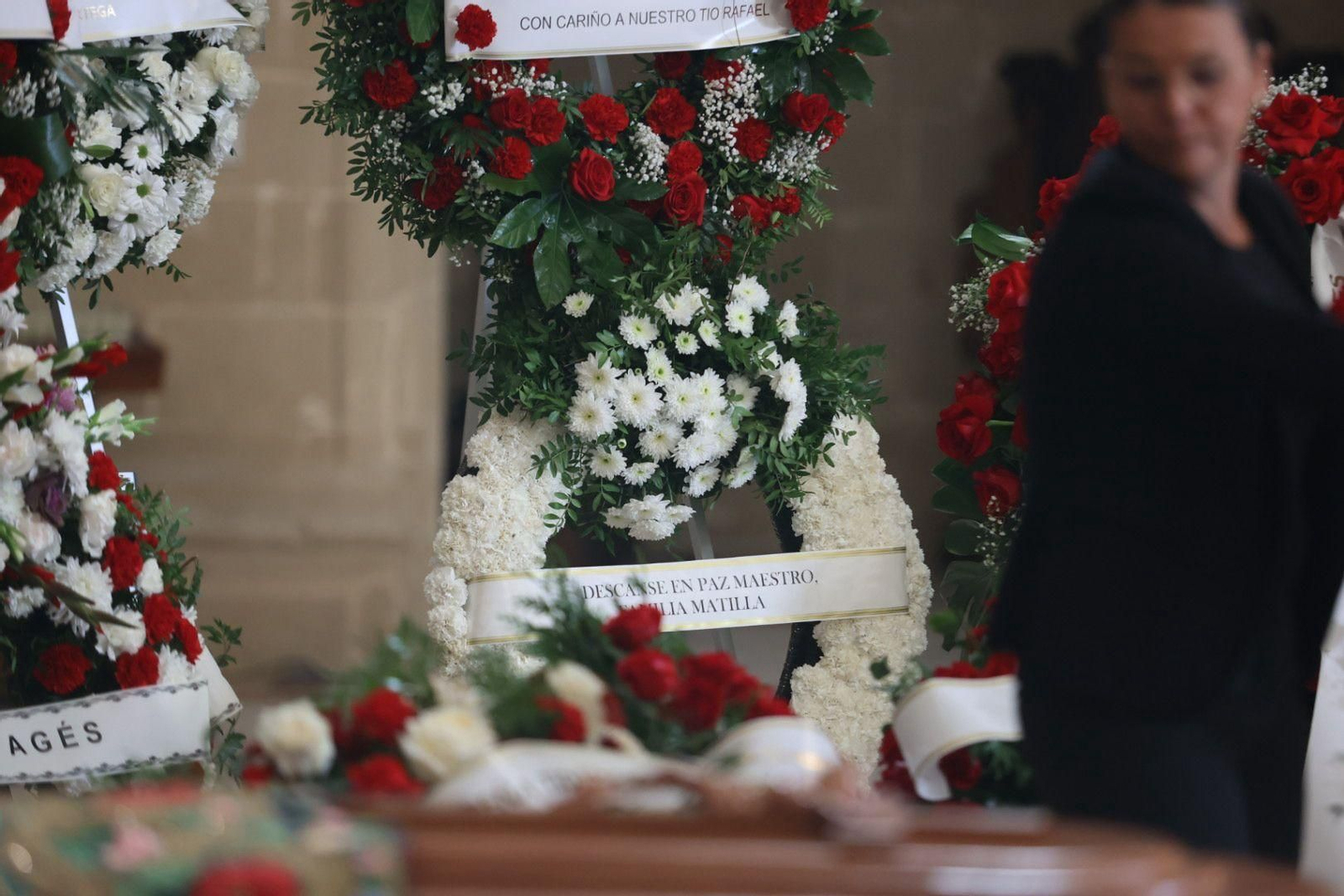 Así es la capilla ardiente de Rafael de Paula en Santiago: capote, montera y la bandera gitana