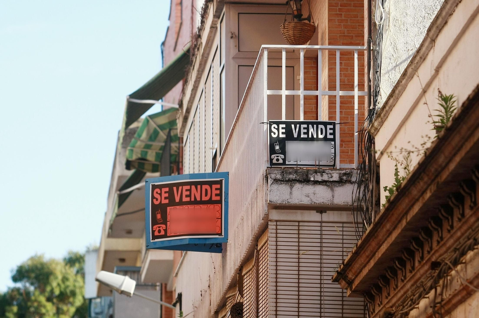 Carteles de vivienda en venta.