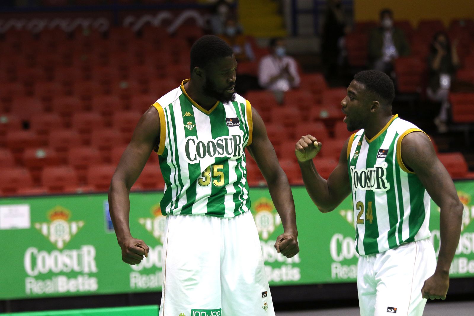 Ndoye celebra una canasta con Ouattara en el duelo ante el Manresa.